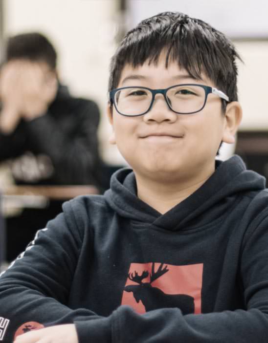小男孩在学校